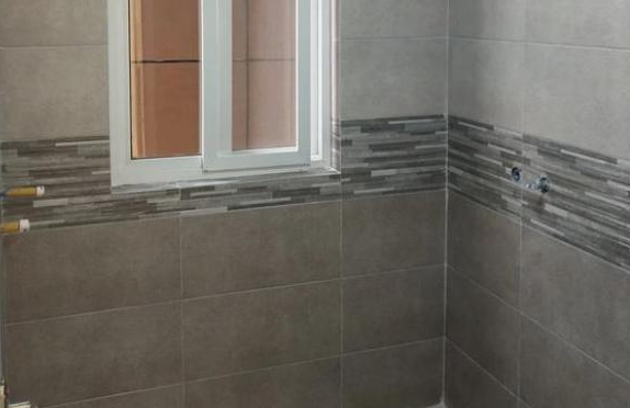 墻磚需要美縫嗎(美縫和不美縫的區別)(圖4) 這個是美縫一半的廚房,下邊有黑縫的是還沒有做好的,差別立馬就出來了。美縫劑還防水,不容易脫落、不容易臟。