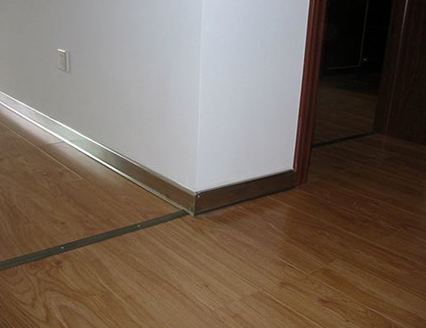 踢腳線下邊要不要美縫(圖1) 踢腳線下邊要不要美縫